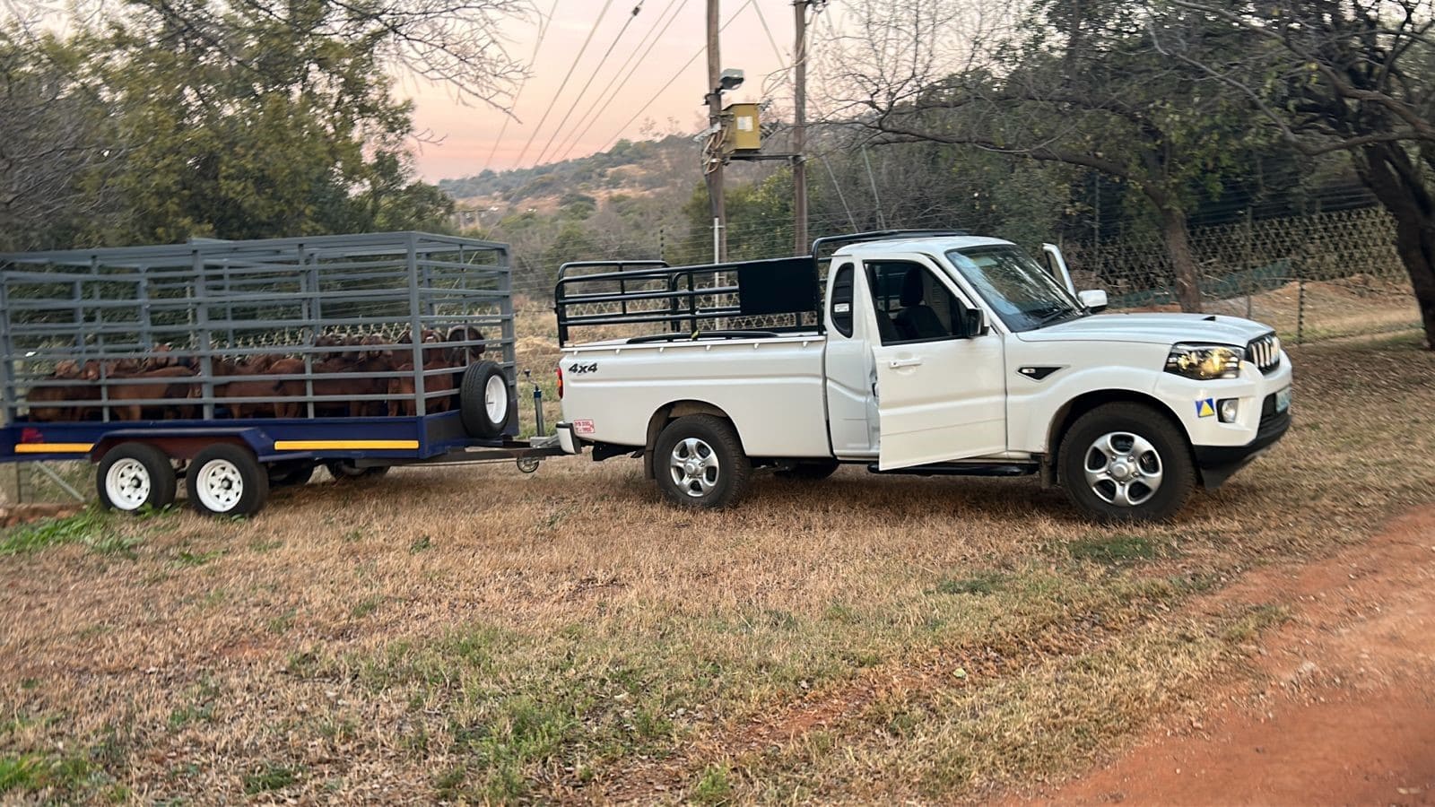 Viaturas de apoio curto cursam (Mahindra atrelado